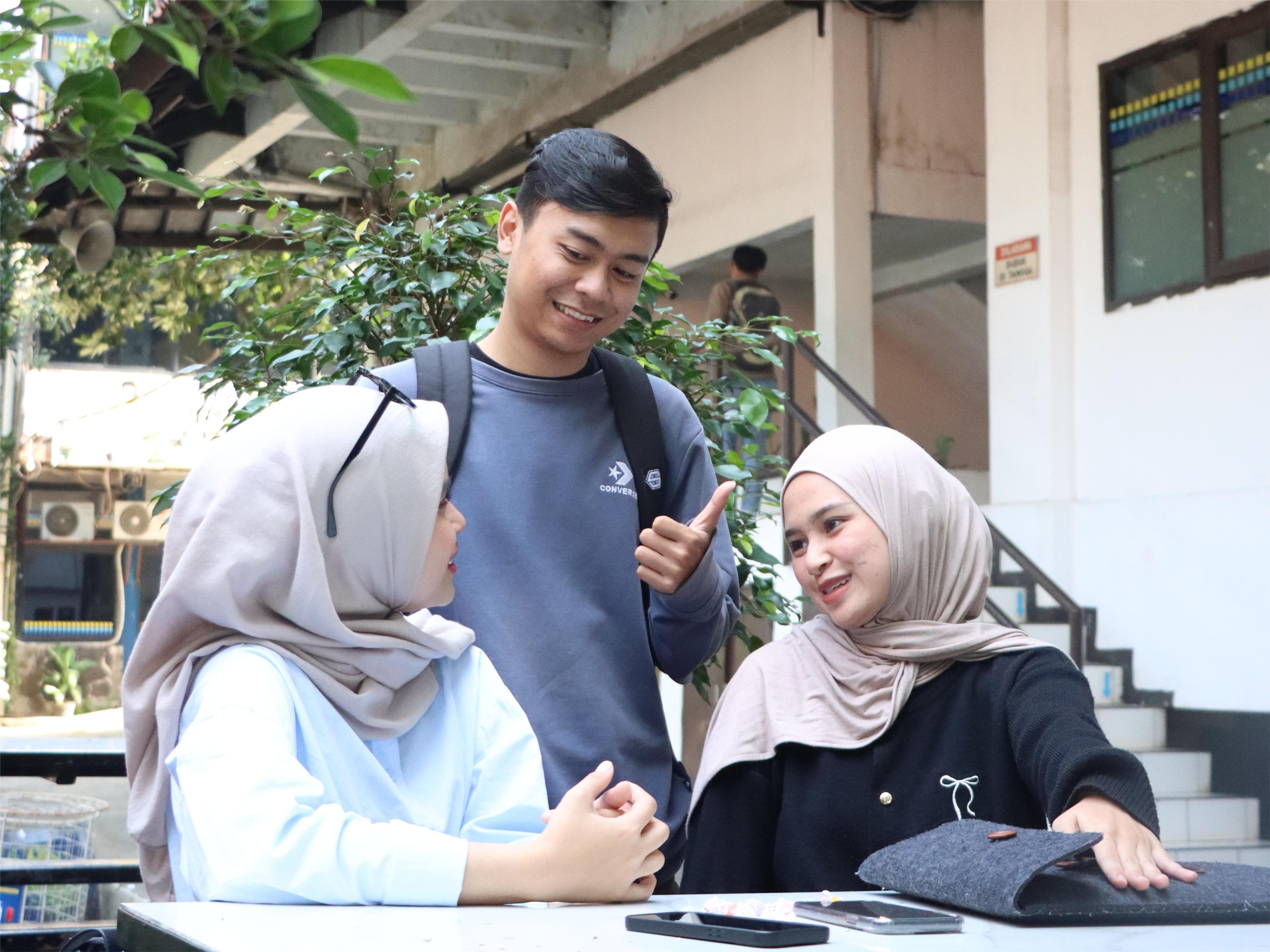 Pendidikan Bahasa Inggris Kelas Hybrid di Masoem University sebagai Inovasi Pembelajaran Modern