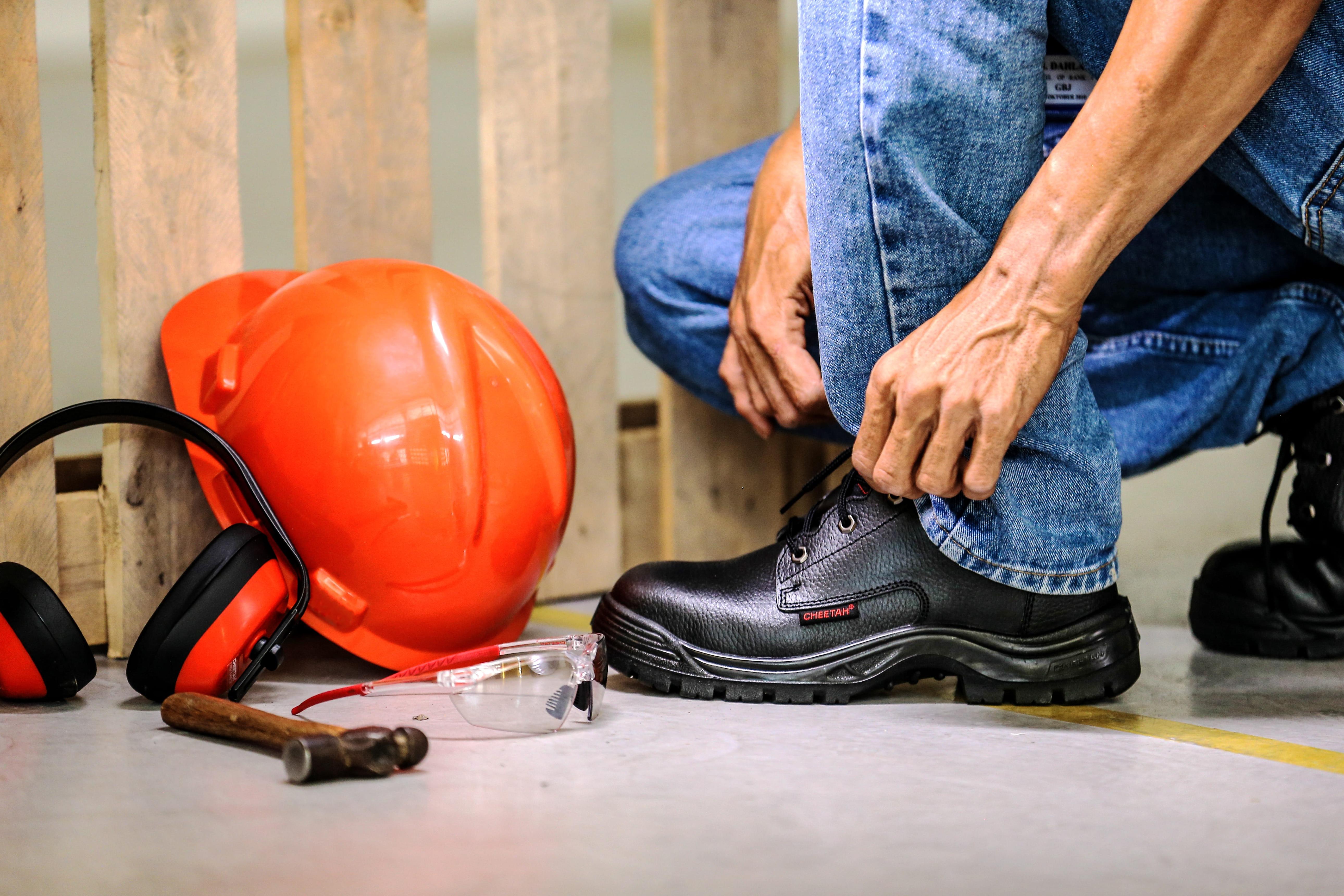 Pentingnya Memilih Sepatu dan Helm Safety Proyek untuk Mendukung Keselamatan Kerja